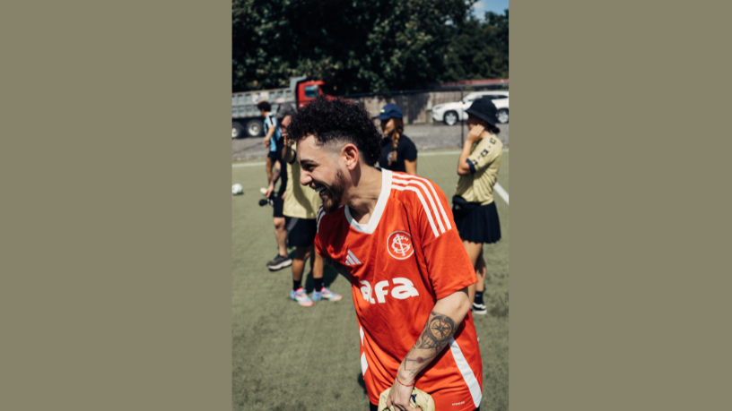 A Non Stop apresenta a nova temporada de “Fora da Plateia - A Série”, com Gio Lisboa em momentos hilários que revelam o lado mais espontâneo do humor. (créditos da foto: Léo Machado)