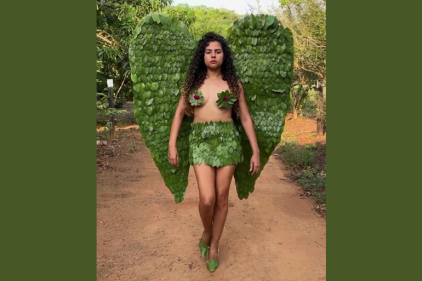 A natureza vira tendência nas mãos da Non Stop, com Alessandra Araújo desfilando um look que exala frescor e elegância.