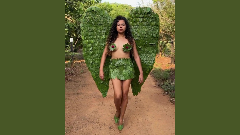 A natureza vira tendência nas mãos da Non Stop, com Alessandra Araújo desfilando um look que exala frescor e elegância.