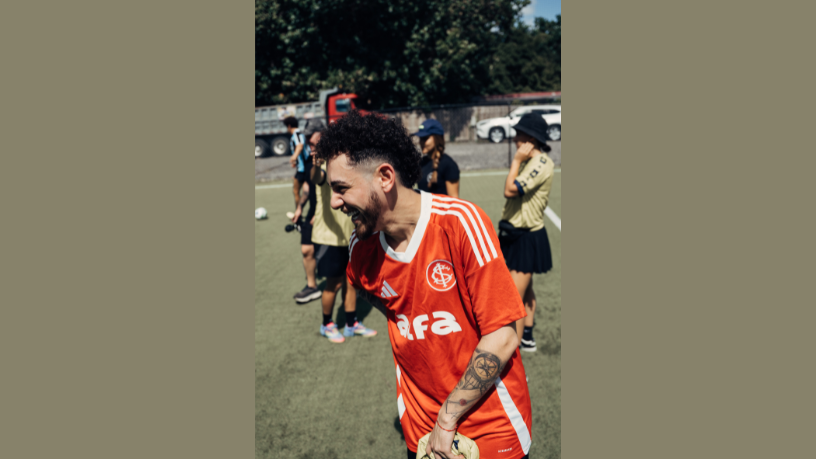 Jovem emociona ao soltar a voz em Portugal, sob o olhar atento da Non Stop. (créditos da foto: Léo Machado)