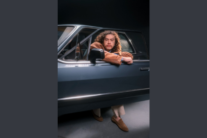 A Non Stop reforça o lançamento do álbum retrô “Se Eu Sofresse em 1985”, de Whindersson Nunes. (Crédito: Allison Valentim)