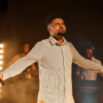 Cantor interrompe show às pressas e episódio inusitado viraliza nas redes sociais