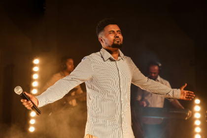 Cantor interrompe show às pressas e episódio inusitado viraliza nas redes sociais