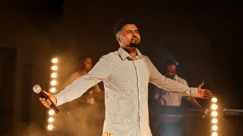 Cantor interrompe show às pressas e episódio inusitado viraliza nas redes sociais