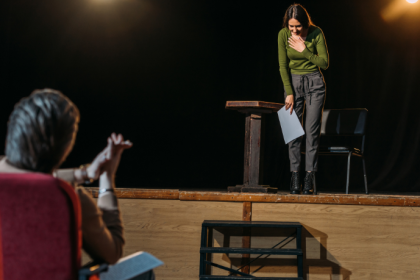 Atriz da Globo provoca debate ao ironizar tendências e criticar o machismo na televisão