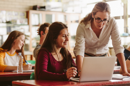 Sérgio Bento De Araújo mostra como a inovação pedagógica e a tecnologia transformam a aprendizagem na sala de aula.