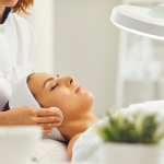 Vasinhos no rosto: causas, fatores e como proteger a estética da pele