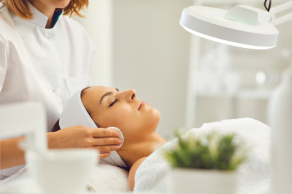 Vasinhos no rosto: causas, fatores e como proteger a estética da pele