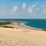 Dunas e faixa de areia do Parque Nacional de Jericoacoara, no litoral oeste do Ceará, sem textos ou placas legíveis