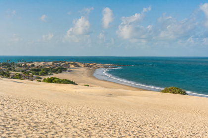 Dunas e faixa de areia do Parque Nacional de Jericoacoara, no litoral oeste do Ceará, sem textos ou placas legíveis