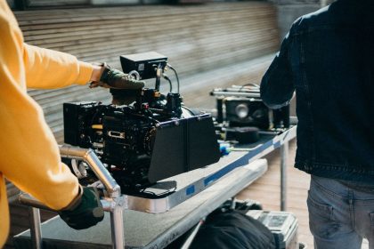 Equipamentos profissionais de filmagem em um set de cinema, com integrantes da equipe se preparando para gravar